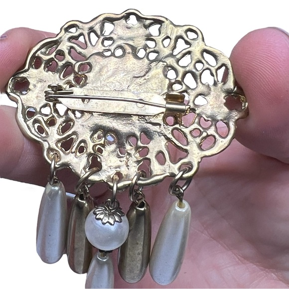 Vintage Gold Toned Faux Pearl Broach - Picture 4 of 5